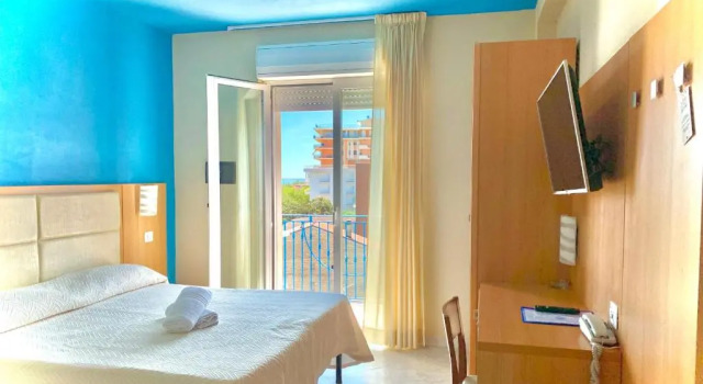 Трёхместный номер Standard с балконом и с частичным видом на море Hotel Ambassador