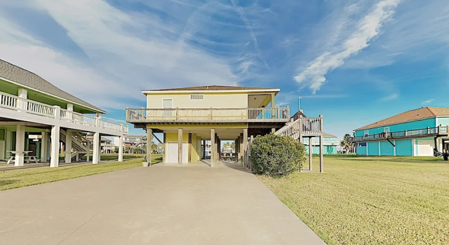 Spacious Gulf-side - Steps To Beach 4 Bedroom Home
