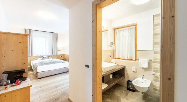 Четырёхместный номер Standard с балконом Hotel Arkadia