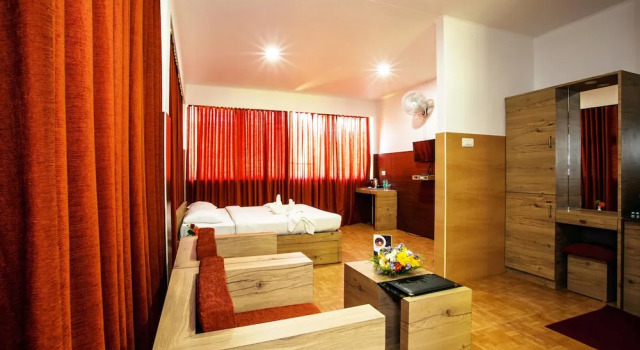 Номер Deluxe с красивым видом из окна Crescent Residency