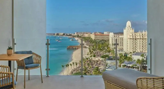 Четырёхместный номер Deluxe с балконом и с видом на океан The St. Regis Aruba Resort