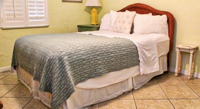 Coconut Grove Beach Resort Suite 1, Забронировать Курортный отель Отели Клируотер-Бич с парковкой, Парковка