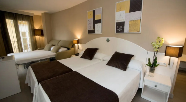Трёхместный номер Standard с балконом Hotel Torico Plaza