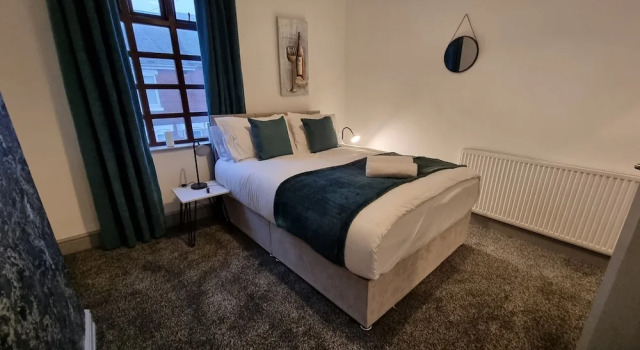 Cosy Stay in Stoke on Trent By Villazu, Забронировать Отель Сток-он-Трент Стаффордшир