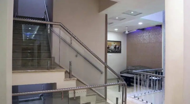 Vista Rooms at Sardar Bazar, Забронировать Отель Раджкот штат Гуджарат, рядом с Железнодорожный вокзал Раджкот
