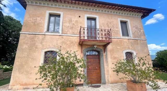 Spoleto Tranquilita Sleeps 20 With Wifi Pool Yoga Studio Gardens and Views, Varaa Villa Spoleto Umbria