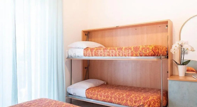 Четырёхместный номер Standard с балконом Hotel Negresco