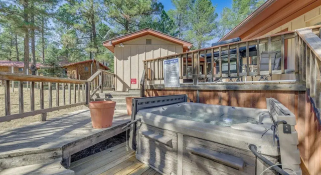 Ruidoso Cabin w/ Hot Tub ~ 2 Mi to Grindstone Lake, Varaa Lomakoti Ruidoso New Mexico