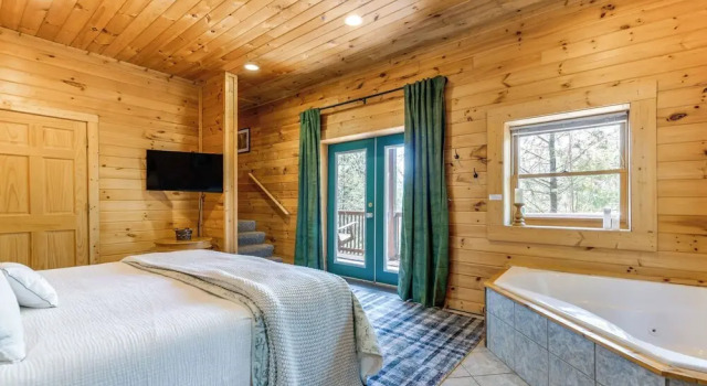 Smoky Mtn Escape w/ Hot Tub: 4 Mi to Gatlinburg!