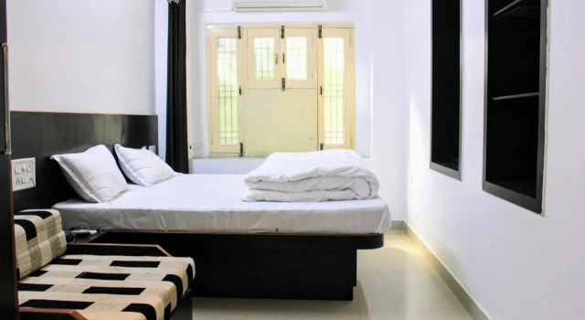 Maruti Group of Hotels - Tulsi Hotel, Забронировать Отель Отели штата Раджастхана с парковкой, Парковка