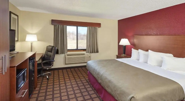 Номер Standard AmericInn by Wyndham Burlington