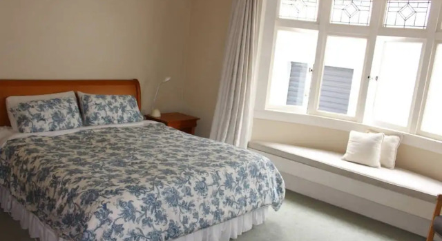 Cosy 3 Bedroom Bungalow by Cornwall Park, Забронировать Отель Отели и гостиницы Окленда, рядом с One Tree Hill Domain, Отель