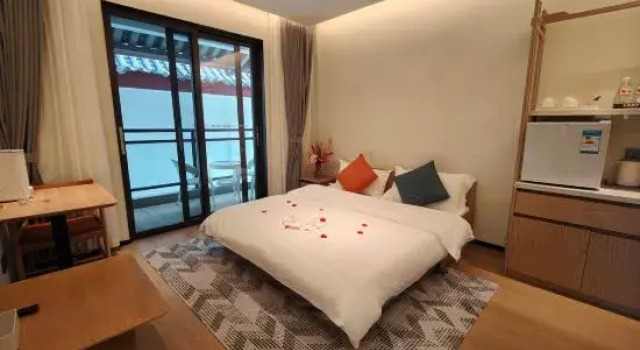 Семейный люкс с балконом Lijiang Dian Jun Wang Hotel