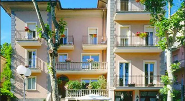 Hotel Berlino, Забронировать Отель Каттолика Побережье Римини, рядом с Аквариум Le Navi