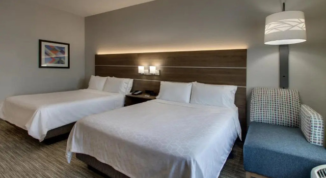 Четырёхместный номер Executive Holiday Inn Express Hotel & Suites Waukegan/Gurnee by IHG