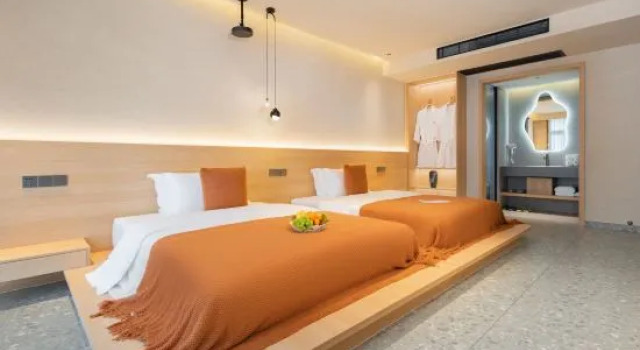 Кровать в общем номере с 6 комнатами Anji Xuchenyin Wangzhu Guanshan Light Luxury Holiday Villa Meisu (Anji Yunshang Grassland Store)
