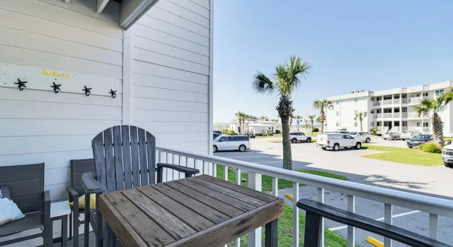 Апартаменты Beachfront Abode w/ Pool Access in Gulf Shores!