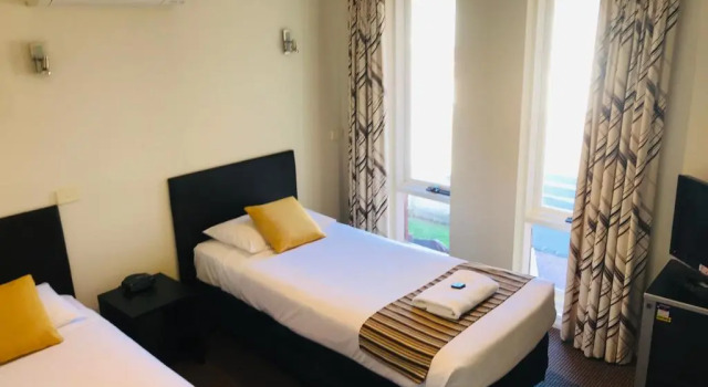Апартаменты Sovereign Park Motor Inn