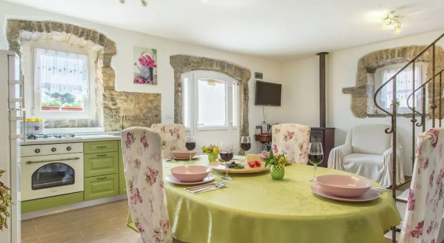 Beautiful, Tasteful Villa in the Village of Milohnici on the Island of Krk, Beach at 3 km, Prenota Villa Hotel a Isole Quarnerine con parcheggio, Parcheggio