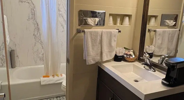 Четырёхместный номер Deluxe Clover Creek Inn