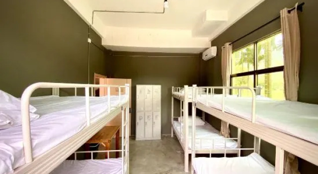 Кровать в общем номере (мужской номер) GAR'S Cat Nest Homestay