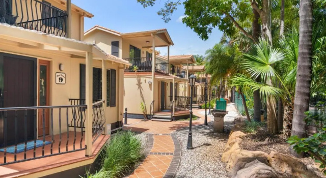 Коттедж Дуплекс с 2 комнатами Ashmore Palms Holiday Village