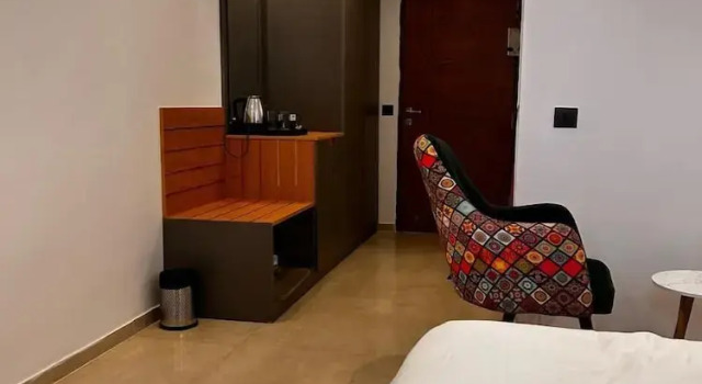 Comfy Stays, Забронировать Отель Отели Гомти Нагара с парковкой, Парковка