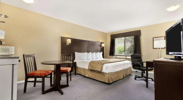 Двухместный номер Standard Super 8 by Wyndham West Kelowna BC