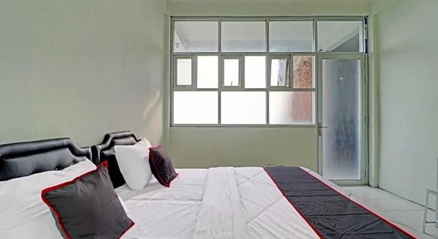 Deluxe Doppel Zimmer RedDoorz Syariah at Neu Hostel Cisarua Lembang