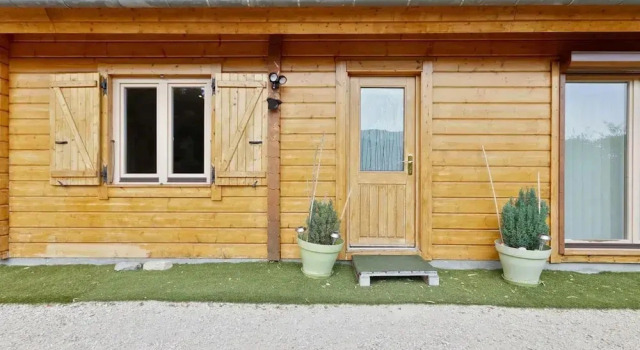 Riverside Chalet Retreat, Забронировать Шале Виллы Овернь-Рона-Альпы, Вилла