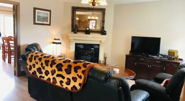 3 Bedroomed House Minutes Walk From Kenmare Town, Book Vacation Home Hotels in Kerry with Parking, Parking
