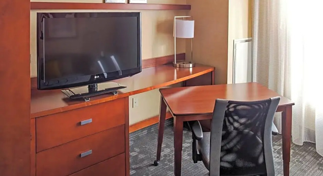 Двухместный люкс c 1 комнатой Courtyard by Marriott Aberdeen at Ripken Stadium
