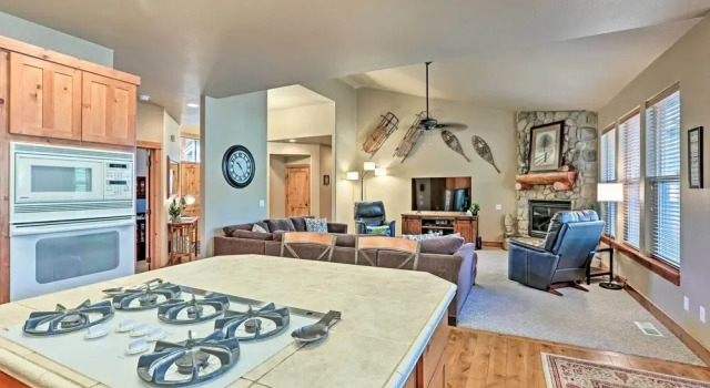 Коттедж с 5 комнатами Spacious Sunriver Home w/ Hot Tub & Gas Grill