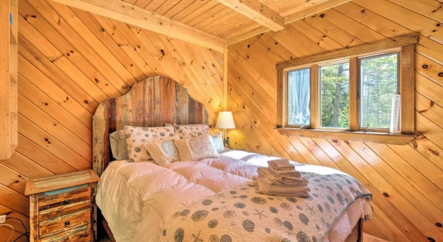 Коттедж Boothbay Harbor Cabin w/ Spacious Deck & Yard!