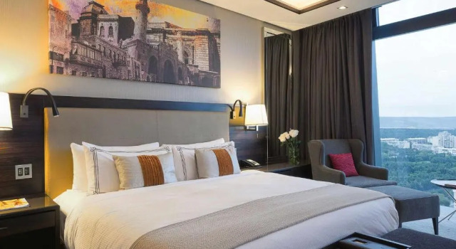 Двухместный номер Fairmont Gold с видом на город Fairmont Baku, Flame Towers