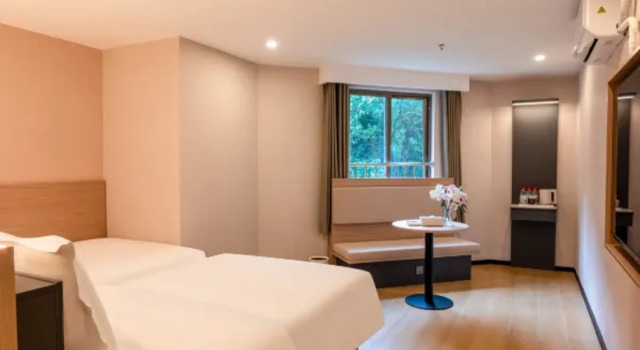 Yuezhi Light Hotel(Guangzhou Eastern Railway Station Yantang Metro Station Store), Boek Hotel Hotels in Guangdong met parkeren, Parkeren