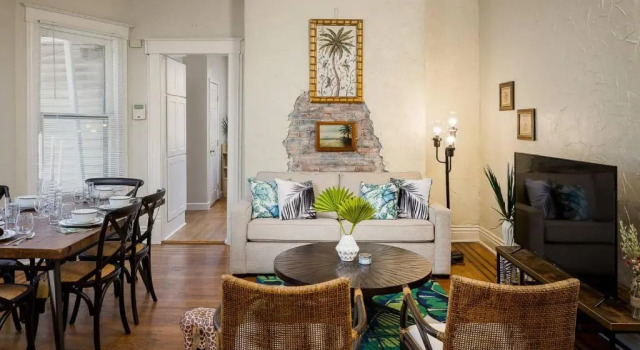 Коттедж 1858 Edgeland Avenue, Unit One