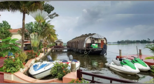 Sterling House boat Lake Palace Alleppey