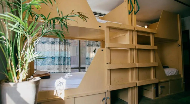 Кровать в общем номере Firehouse Hostel