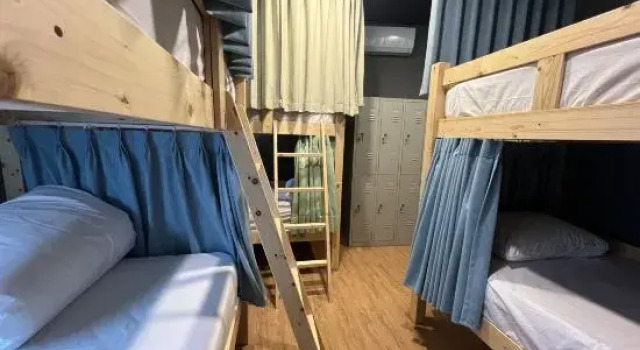 Кровать в общем номере (мужской номер) Mu-In Hotel