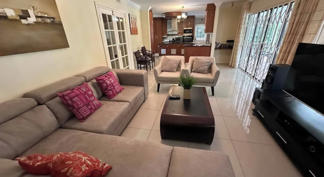 Spacious 4BR Home Pool & Balconies Krantzkloof