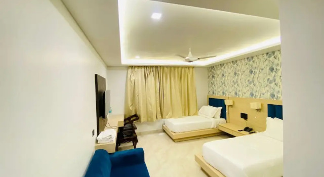 Номер Deluxe Hotel Holiday Grand Near Expo Mart