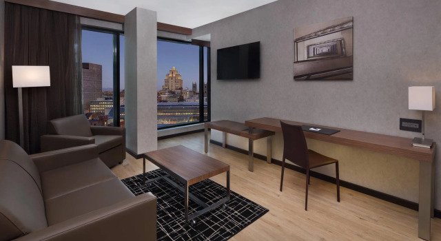 Люкс Hôtel AC by Marriott Montréal Centre-ville