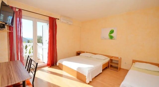 Apartment and Rooms Ivana, Забронировать Апартаменты/квартира Отели Трибунь с бассейном, рядом с Пристань для яхт Трибуни, Бассейн