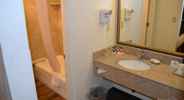 Люкс Days Inn & Suites by Wyndham Lodi