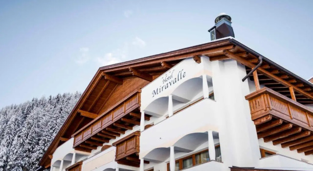 Hotel Miravalle, Забронировать Отель Отели и гостиницы Сельва-ди-Валь-Гардена, рядом с Подъемник 29 Чампиной 2254м, Отель