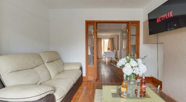 Remarkable 3-bed House in Middleton Manchester, Buchen Sie Hotel Middleton Greater Manchester
