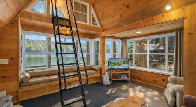 Doc Roy's Legacy On Fish Lake Home by NW Comfy Cabins by RedAwning, Забронировать Дом для отпуска Отели Leavenworth Ski с парковкой, Парковка