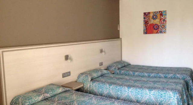 Трёхместный номер Hotel Planas