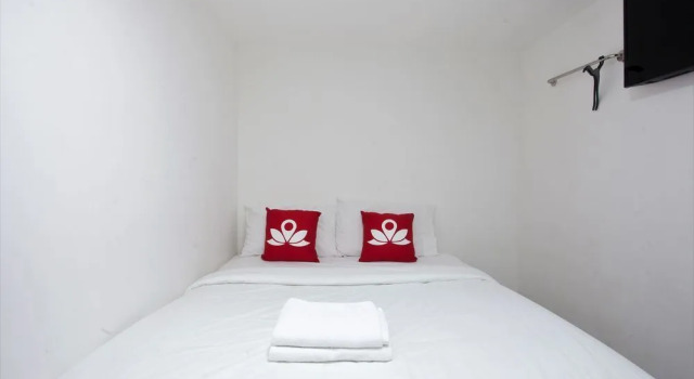 Everest Hotel by OYO Rooms